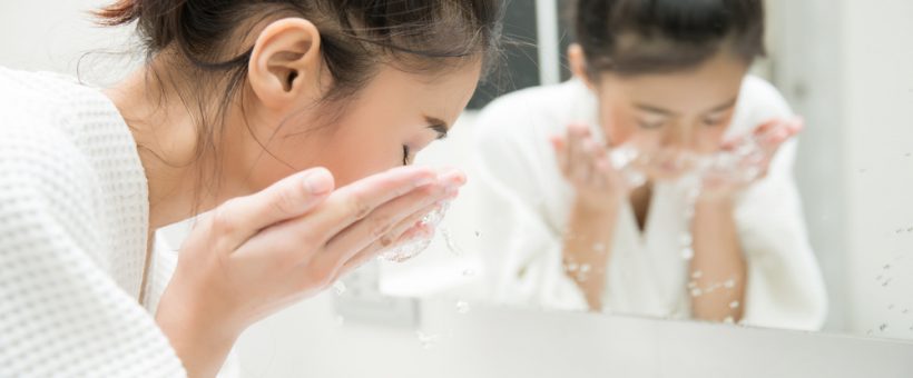 洗顔している女性の画像
