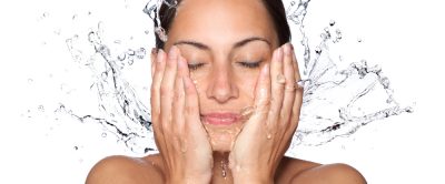 洗顔している女性の画像